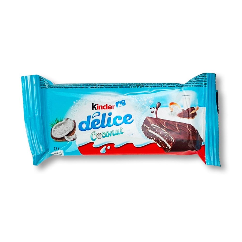 Un emballage bleu clair avec à gauche une noix de coco ouverte dont plusieurs morceaux traversent le paquet pour se diriger vers le Kinder Délice qui est à droite. Le tout sur fond blanc