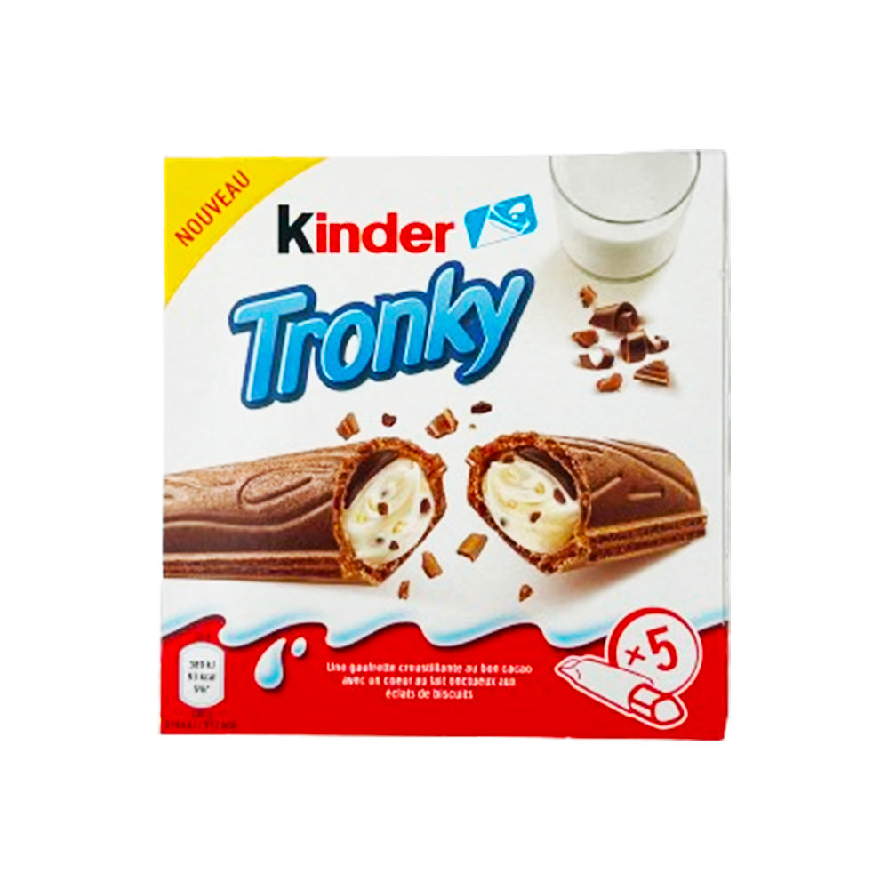 Un emballage blanc et une bande orange en bas, au centre on y voit un biscuit chocolaté fourré à la crème et à l'arrière un verre de lait. Le tout sur un fond blanc