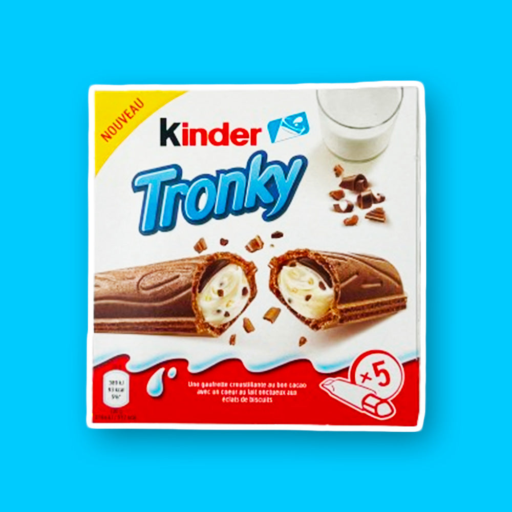 Un emballage blanc et une bande orange en bas, au centre on y voit un biscuit chocolaté fourré à la crème et à l'arrière un verre de lait. Le tout sur un fond bleu
