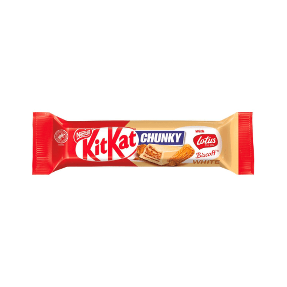 Un emballage rouge à gauche et beige à droite, au centre il y a un biscuit en bâtonnet enrobé de chocolat blanc avec à l’intérieur des morceaux de biscuits bruns. Le tout sur fond blanc