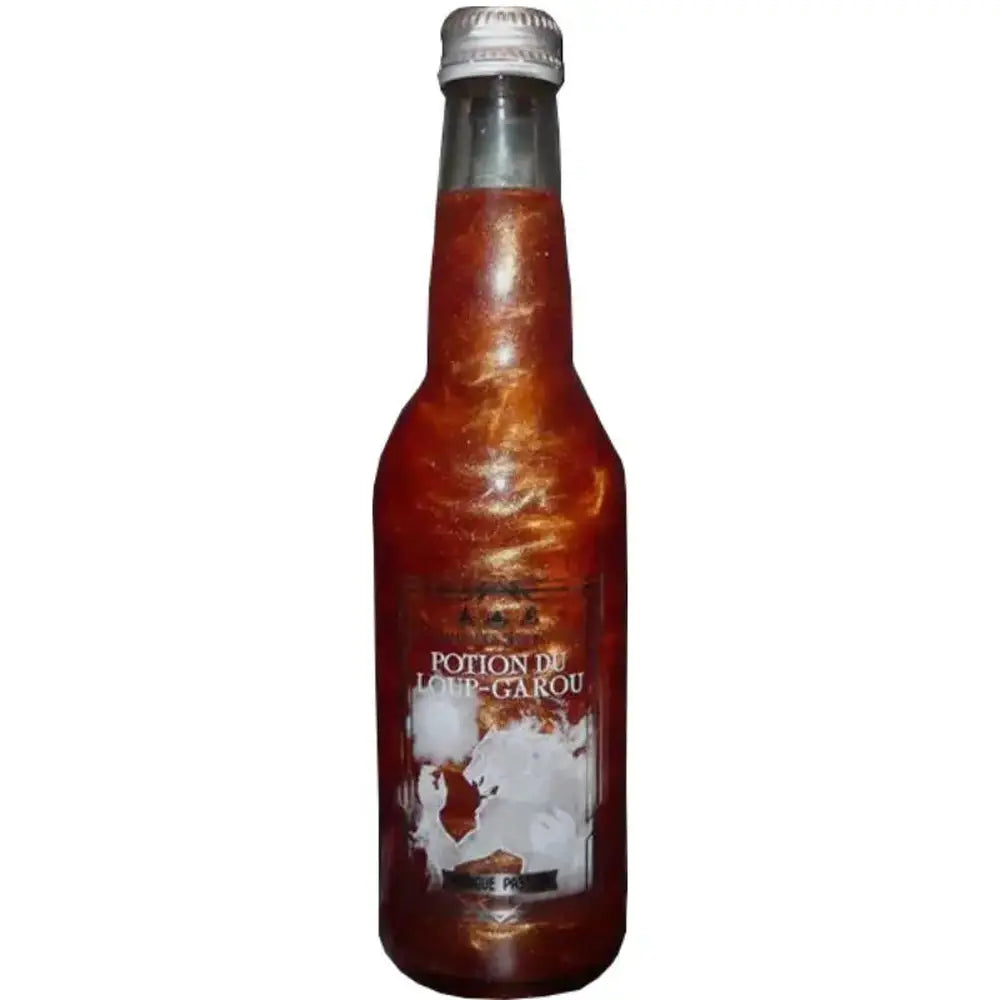 Une bouteille transparente avec une boisson pailletée orange et sur l’étiquette un loup-garou blanc. Le tout sur fond blanc
