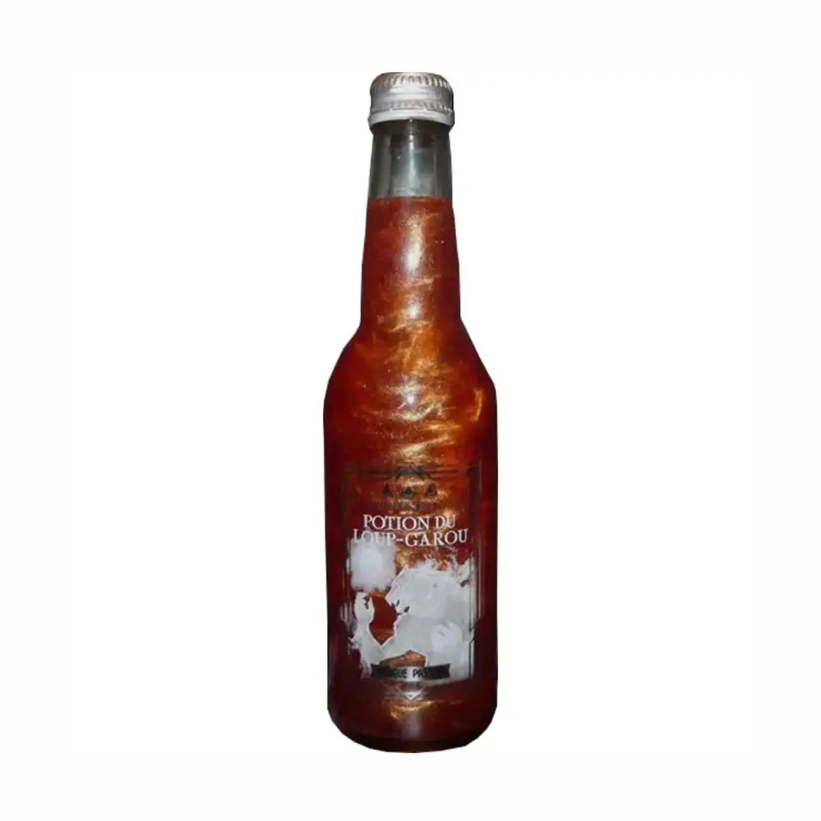 Une bouteille transparente avec une boisson pailletée orange et sur l’étiquette un loup-garou blanc. Le tout sur fond blanc
