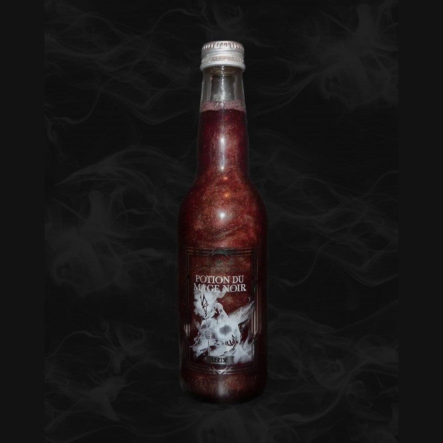 Une bouteille transparente avec une boisson pailletée rouge et sur l’étiquette un sorcier blanc. Le tout sur fond noir avec de la fumée