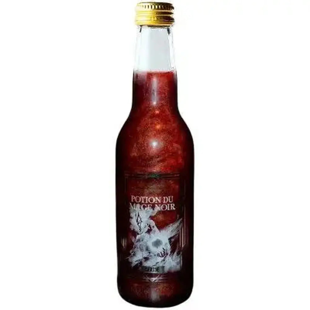 Une bouteille transparente avec une boisson pailletée rouge et sur l’étiquette un sorcier blanc. Le tout sur fond blanc