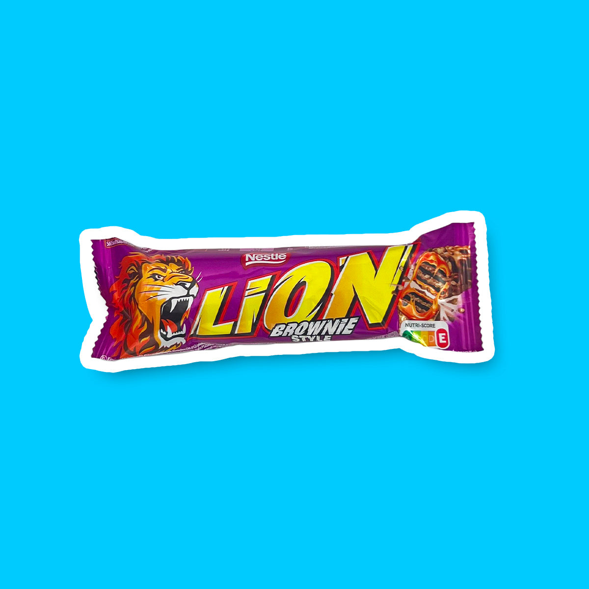 Un paquet mauve sur fond bleu avec à gauche un lion qui rugit, au milieu il est écrit « LION » en jaune et à droite un Lion Brownie coupé en 2 