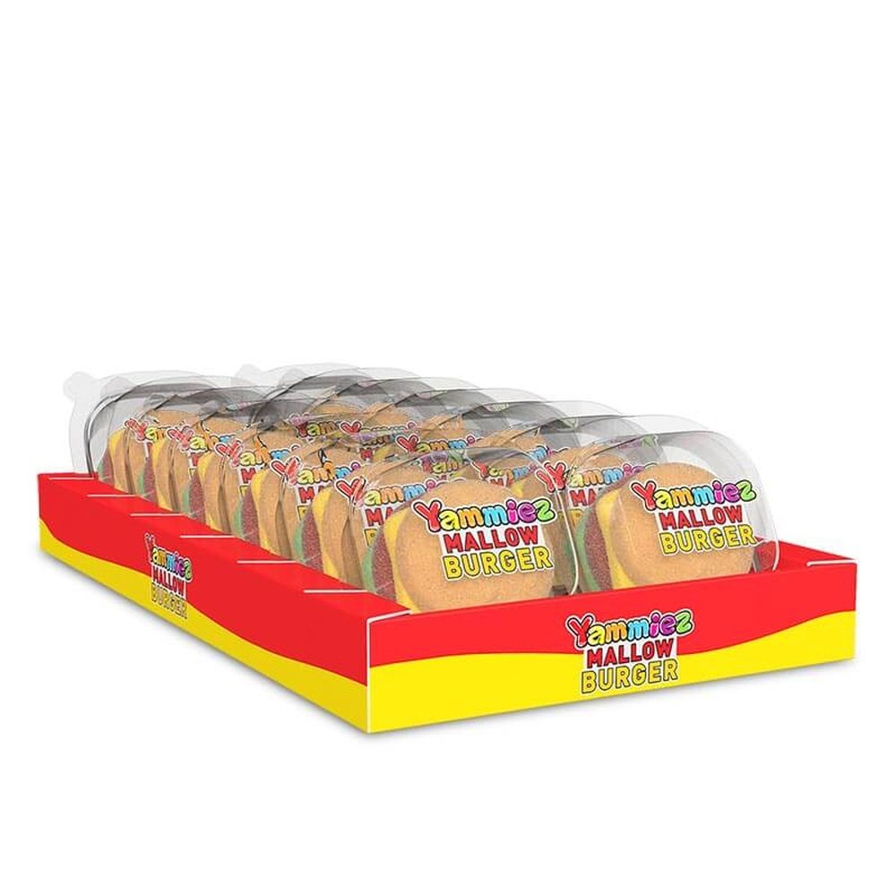 Un carton jaune et rouge sur fond blanc avec des petits emballages individuels transparents rempli de bonbons en forme d’hamburgers