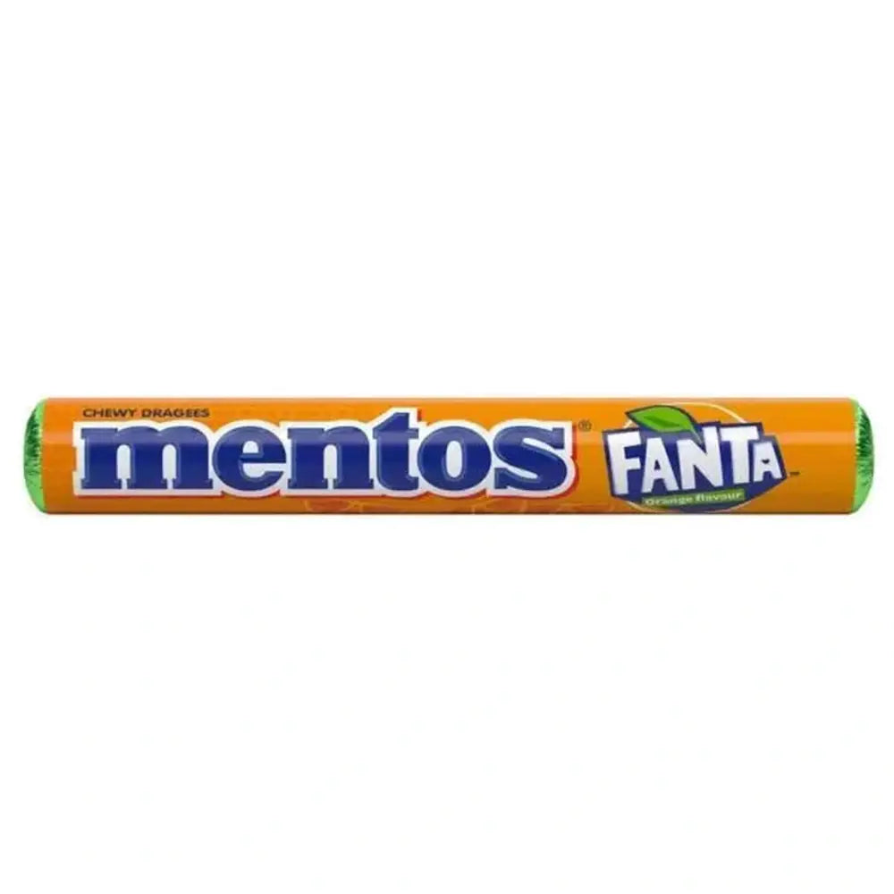 Un emballage long orange aux extrémités vertes et il est écrit « mentos » en bleu à gauche et il y a le logo Fanta à droite, le tout sur fond blanc