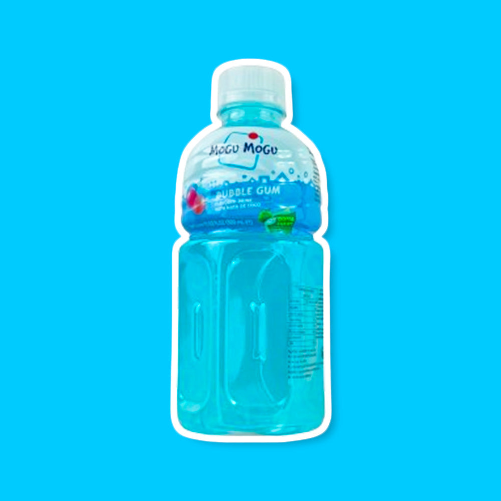 Une bouteille transparente sur fond bleu qui montre la couleur bleu de la boisson. Sur l’étiquette est dessiné 3 chewing-gums bleu, rose et fuchsia