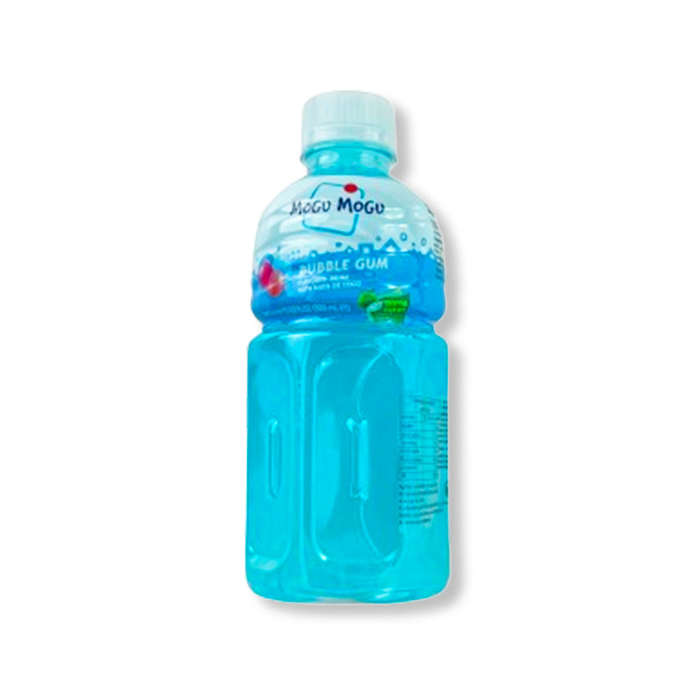 Une bouteille transparente sur fond blanc qui montre la couleur bleu de la boisson. Sur l’étiquette est dessiné 3 chewing-gums bleu, rose et fuchsia