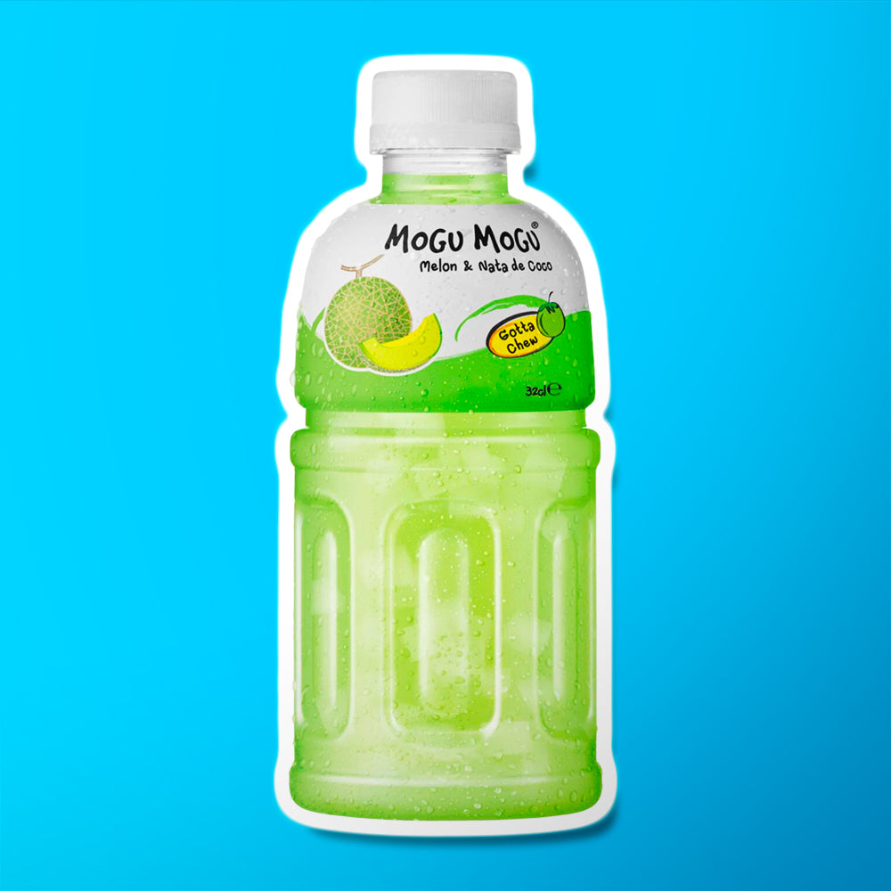 Une bouteille transparente sur fond bleu qui montre la couleur verte de la boisson. Sur l’étiquette est dessiné une melon entier et une tranche de melon