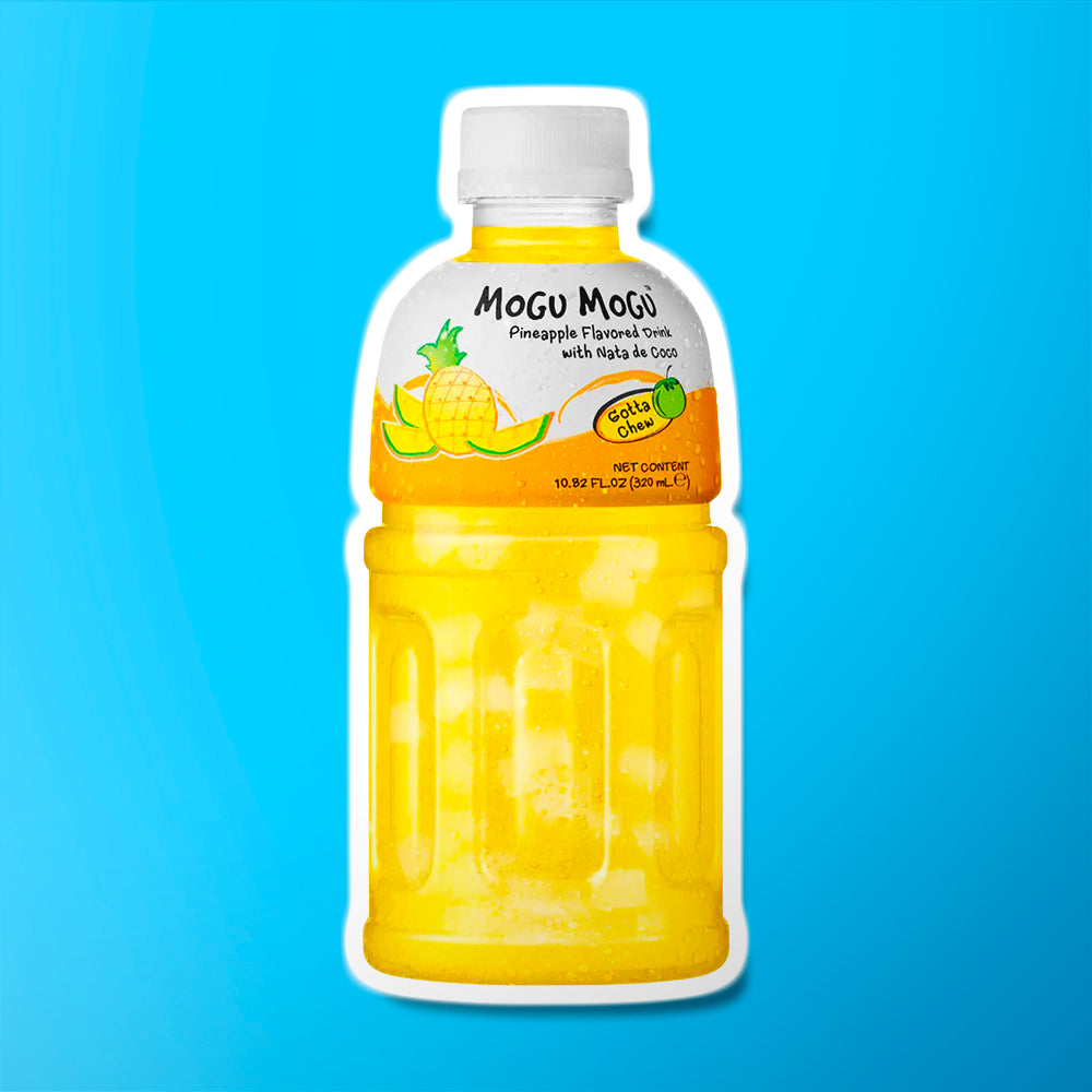 Une bouteille transparente sur fond bleu qui montre la couleur jaune de la boisson. Sur l’étiquette est dessiné une ananas entier et 3 tranches d’ananas autour 