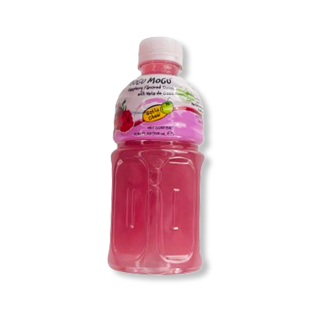 Une bouteille transparente sur fond blanc qui montre la couleur violette de la boisson. Sur l’étiquette est dessiné 3 framboises