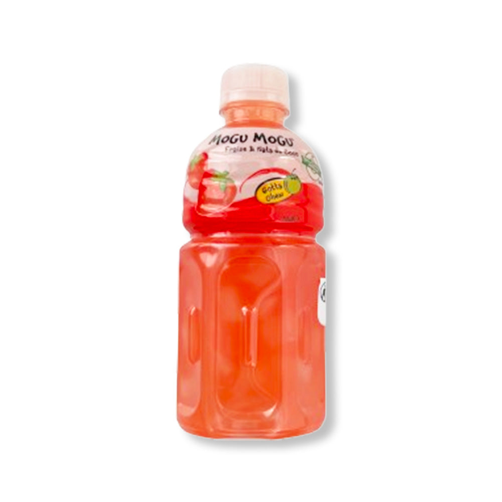 Une bouteille transparente sur fond blanc qui montre la couleur rouge de la boisson. Sur l’étiquette est dessiné 2 fraises