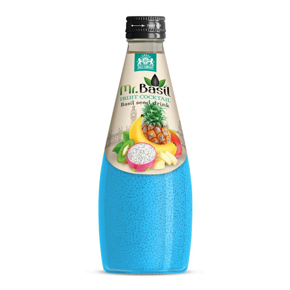 Une bouteille en verre sur fond blanc avec une boisson bleu à perles et une étiquette beige au-dessus avec des fruits