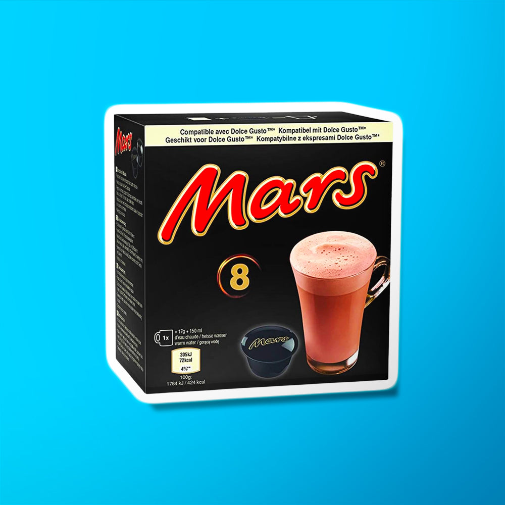 Un carton noir sur fond bleu avec écrit en grand « Mars » en rouge. Sur le devant, il y a une capsule Mars noir et à droite une grande tasse transparente avec du chocolat chaud