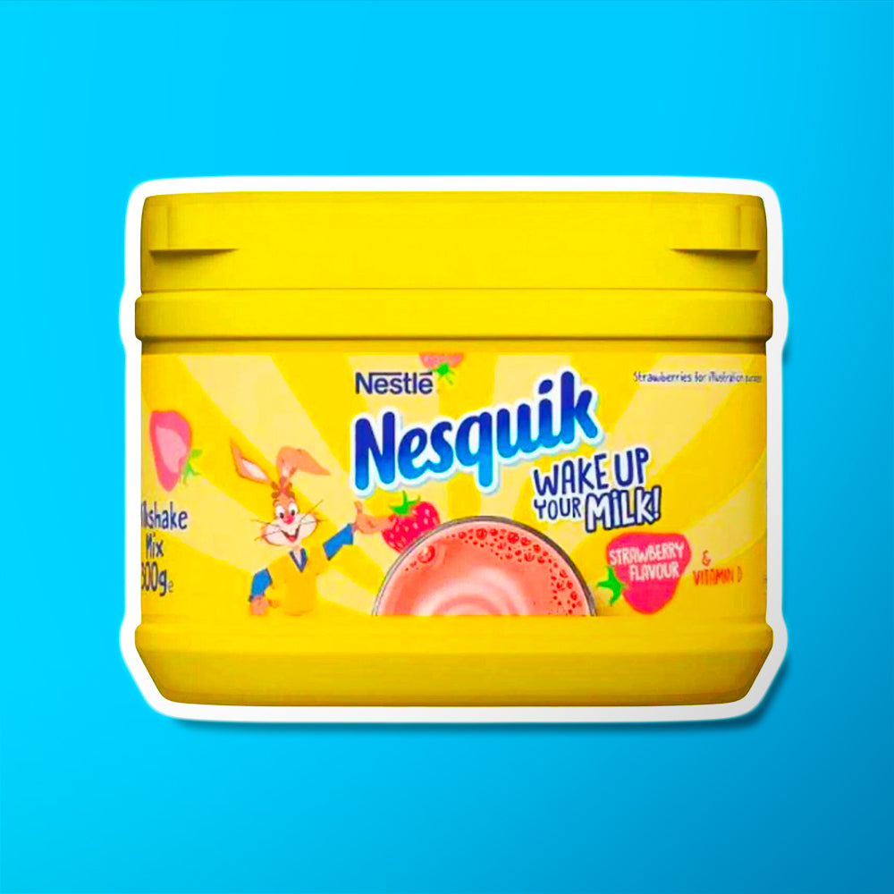Un emballage jaune sur fond bleu, une étiquette jaune avec des fraises, à gauche un petit lapin en t-shirt jaune et rouge, au centre un verre d’un liquide rose vu d’en haut 