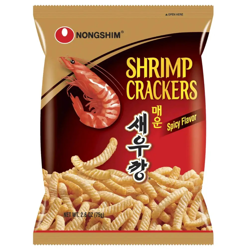Un emballage brun et rouge sur fond blanc avec en bas des chips longues avec des stries, en haut à gauche une crevettes roses