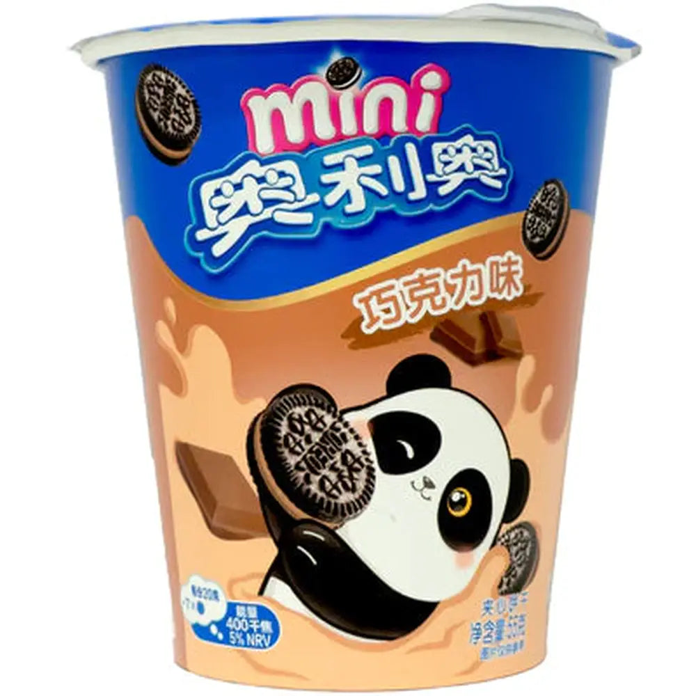 Un emballage bleu en haut et brun en bas, un panda qui tient un biscuit noir. Le tout sur fond blanc