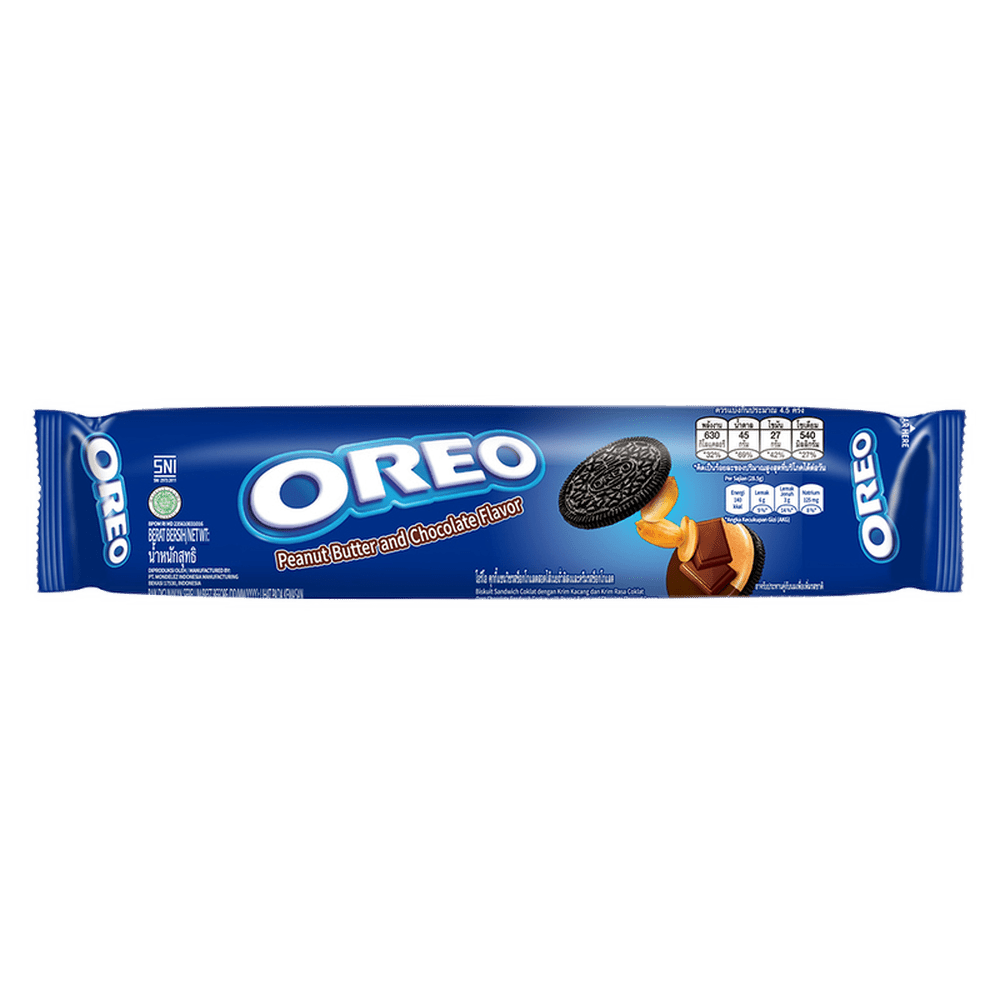 Un emballage long bleu sur fond blanc avec un biscuit noir ouvert et entre il y a 2 morceaux de chocolat et 3 arachides
