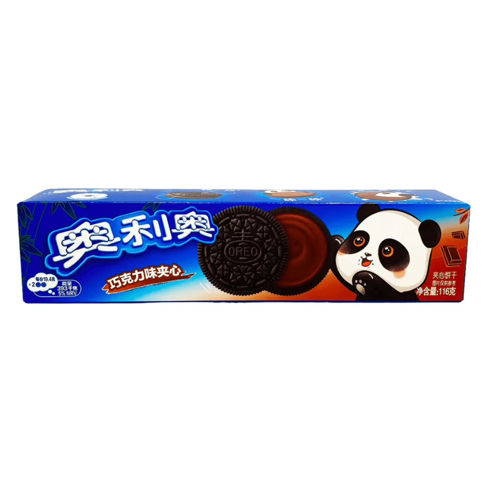 Un emballage long bleu sur fond blanc avec un biscuit noir ouvert et il y a une crème marron, à droite une panda et des morceaux de chocolat