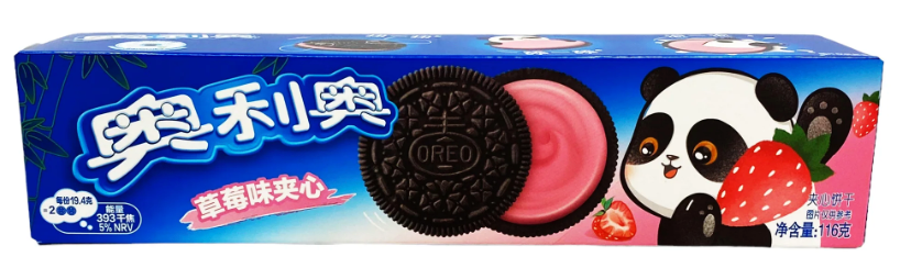 Un emballage long bleu et rose sur fond blanc avec un biscuit noir ouvert et il y a une crème rose, à droite un panda qui tient un grande fraise