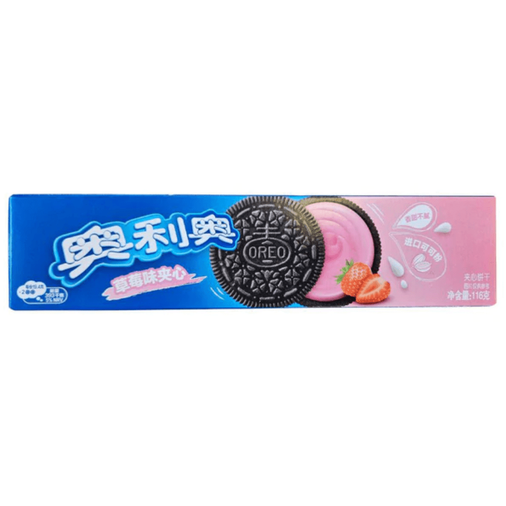 Un emballage long bleu et rose sur fond blanc avec un biscuit noir ouvert et il y a une crème à la fraise, à droite 2 petites fraises