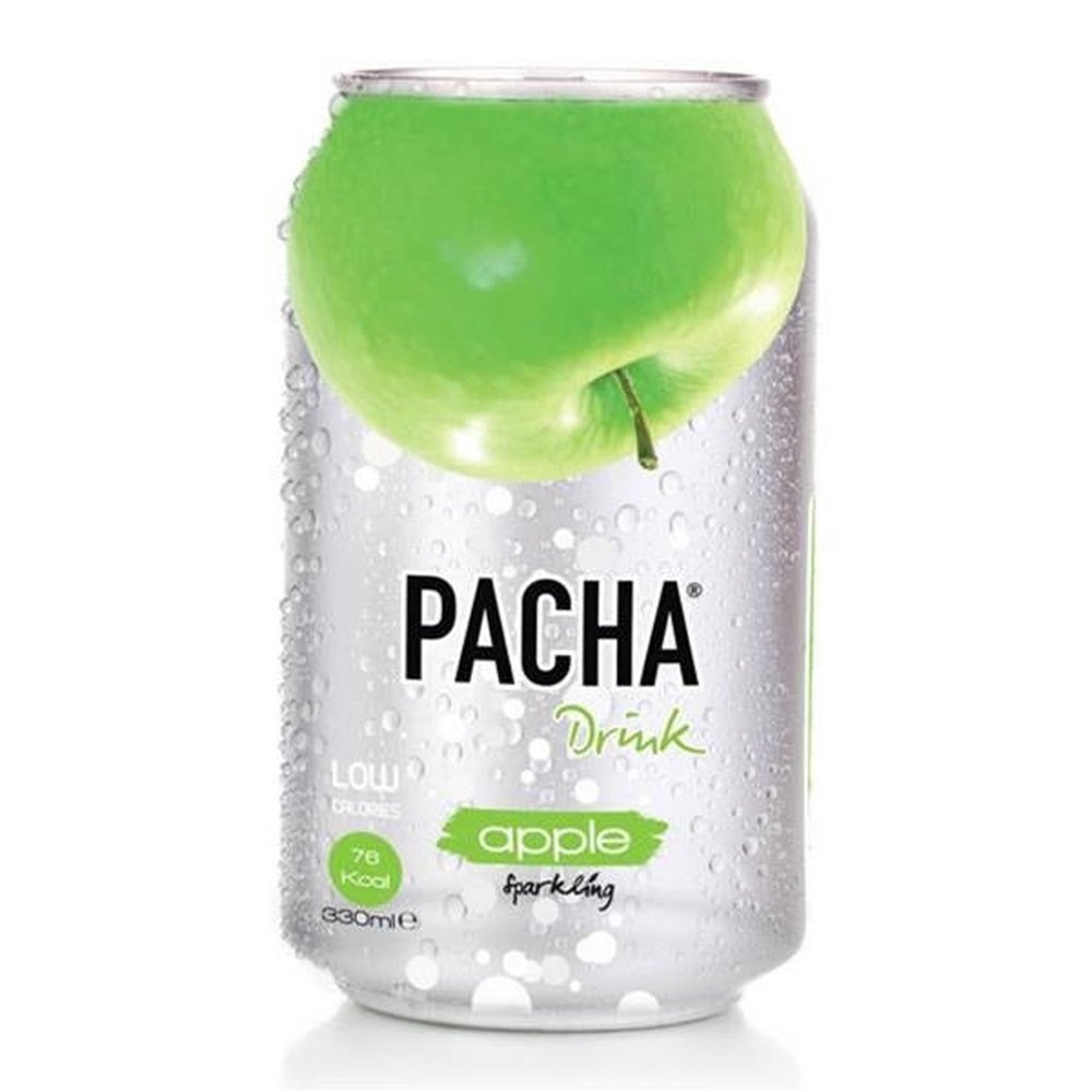 Une canette transparente avec une boisson gazeuse, au-dessus de l’emballage une pomme verte. Le tout sur fond blanc