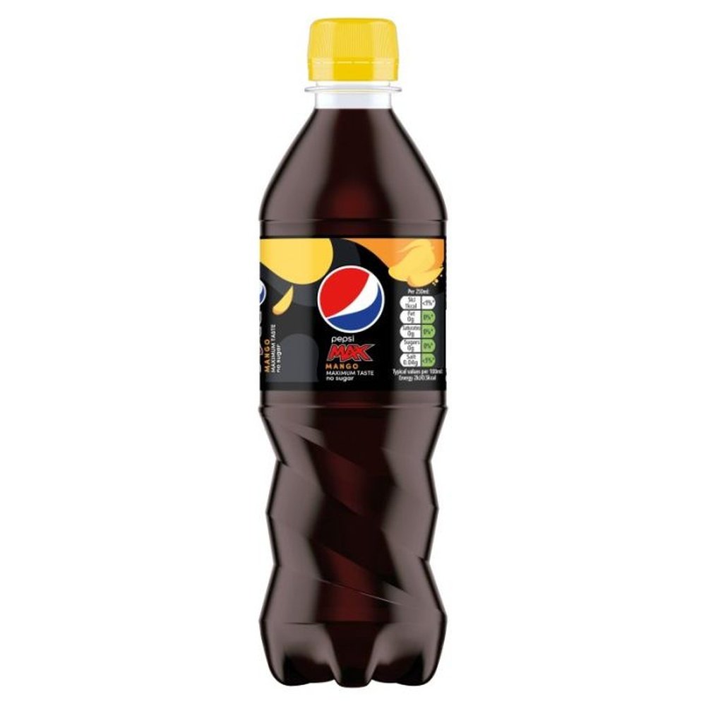 Une bouteille transparente rempli d’une boisson brune, un capuchon jaune, une étiquette noire avec des morceaux de mangue. Le tout sur fond blanc 