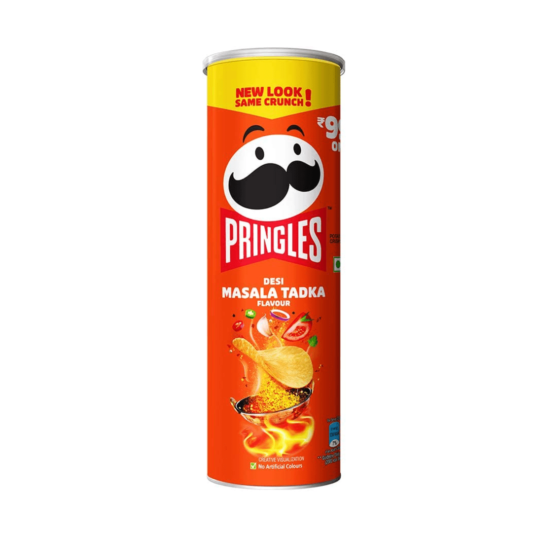 Un paquet en forme de cylindre orange, au milieu il y a une chips et en-dessous une poêle avec du riz orange. Le tout sur fond blanc