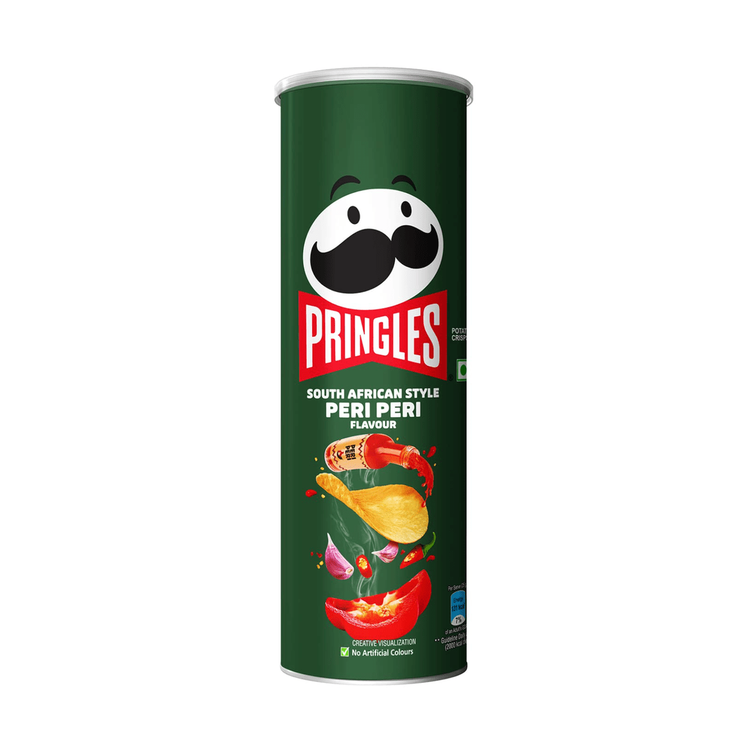 Un paquet en forme de cylindre vert, au milieu il y a une chips et un morceau de poivrons rouges et une bouteille de Péri Péri tout en haut. Le tout sur fond blanc