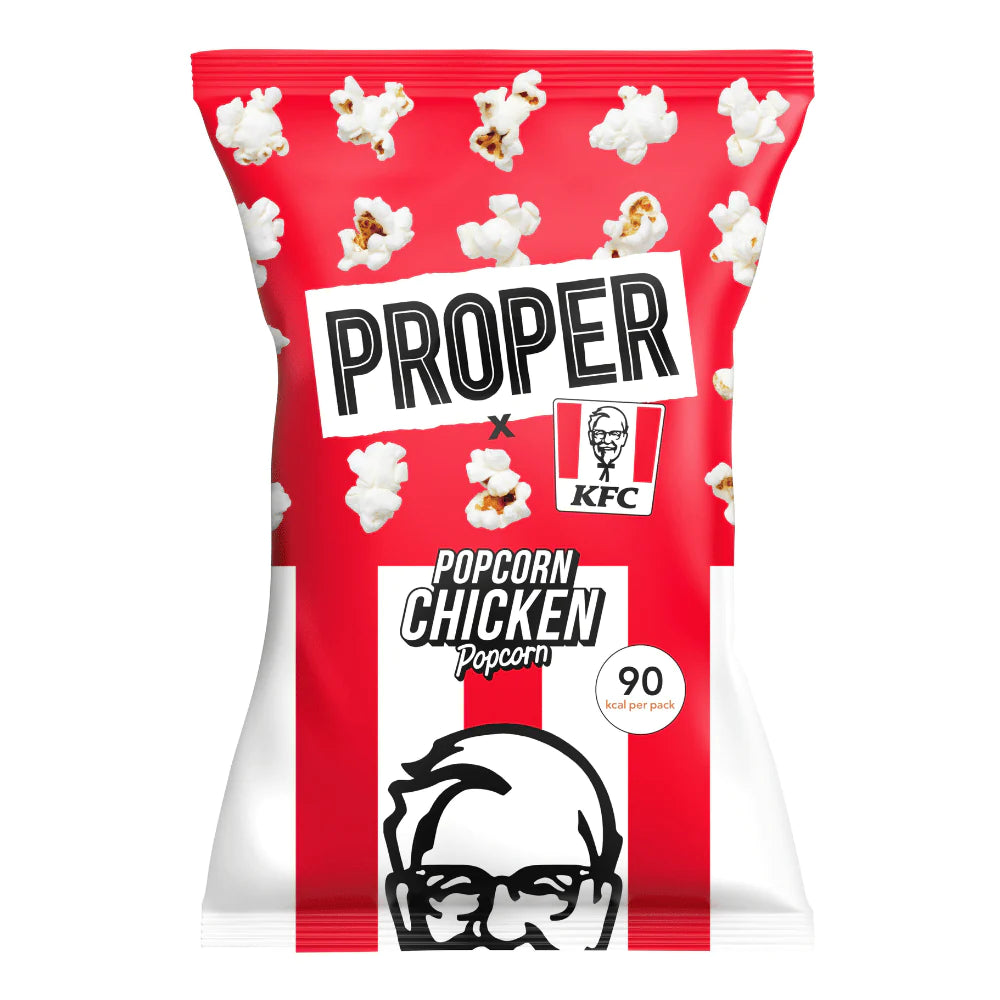 Un emballage rouge et blanc avec au-dessus des popcorns et en-dessous le logo KFC qui est le visage d’un homme à lunettes. Le tout sur fond blanc