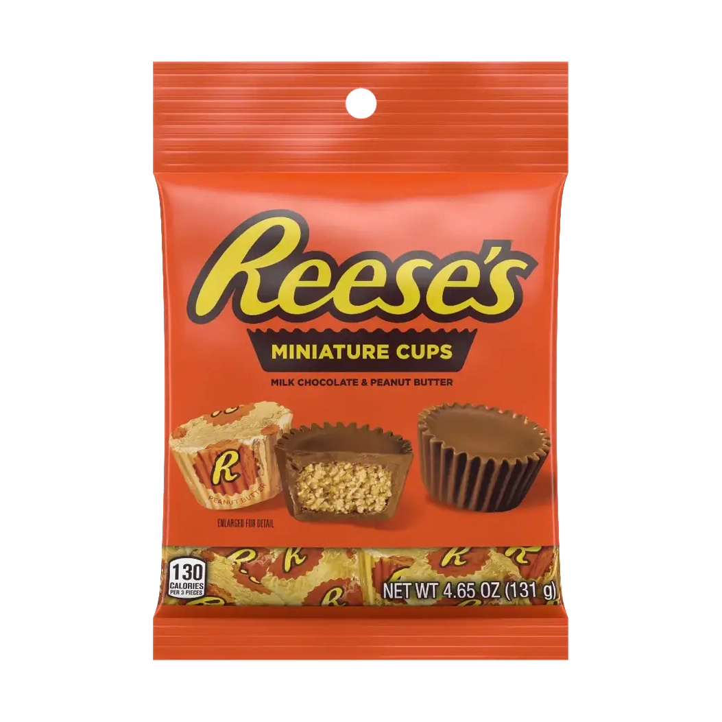 Un petit emballage orange sur fond blanc avec écrit « Reese’s » en jaune vers le haut et il y a 3  chocolats en cup en bas de l’emballage. A gauche il est dans un emballage doré avec des R orange et au milieu il est coupé