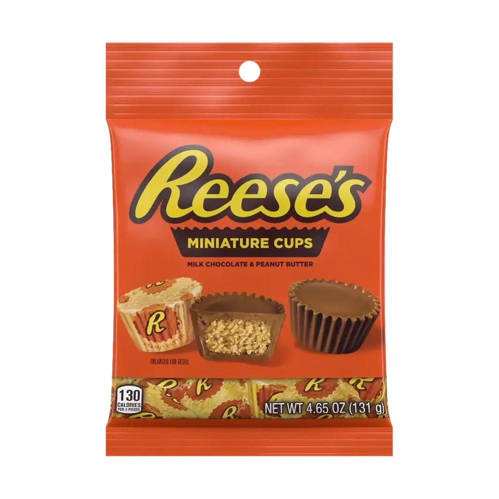 Un petit emballage orange sur fond blanc avec écrit « Reese’s » en jaune vers le haut et il y a 3  chocolats en cup en bas de l’emballage. A gauche il est dans un emballage doré avec des R orange et au milieu il est coupé
