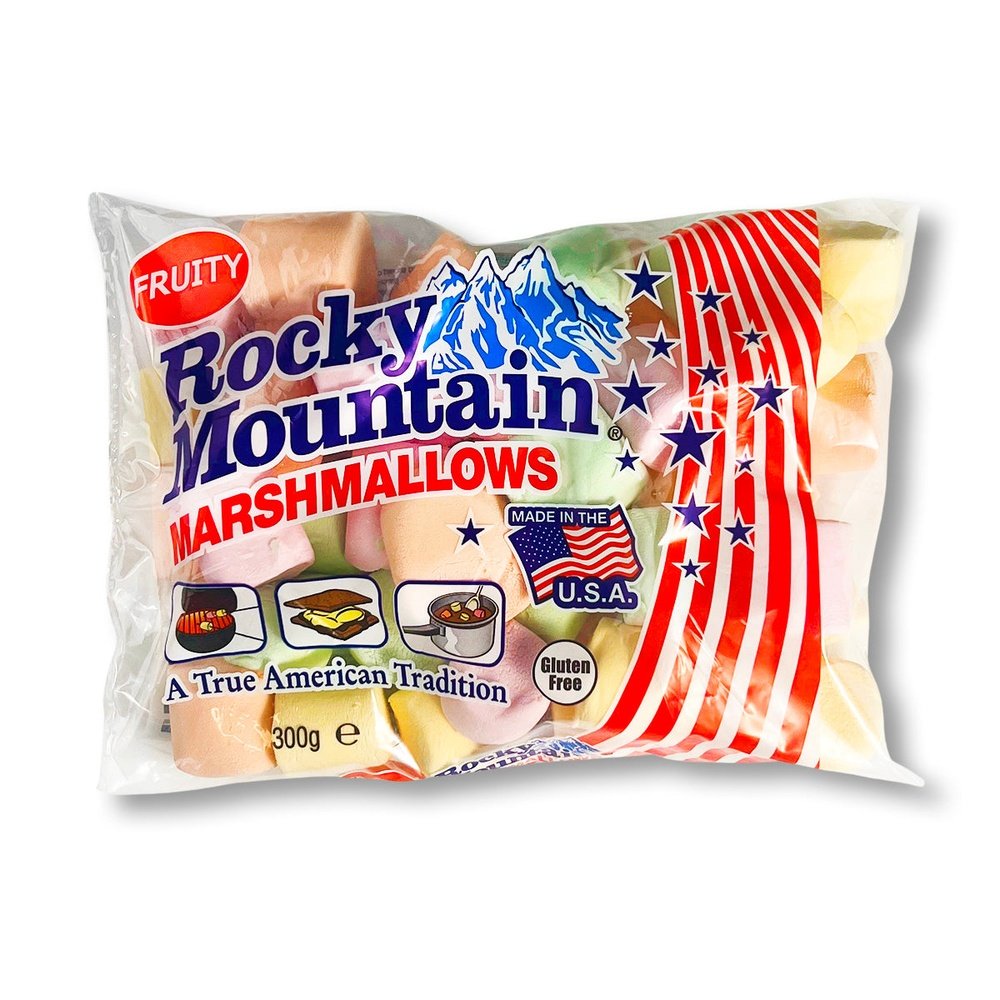 Un grand paquet transparent de marshmallows colorés avec sur le côté droit des lignes rouges et des étoiles bleues le tout sur fond blanc