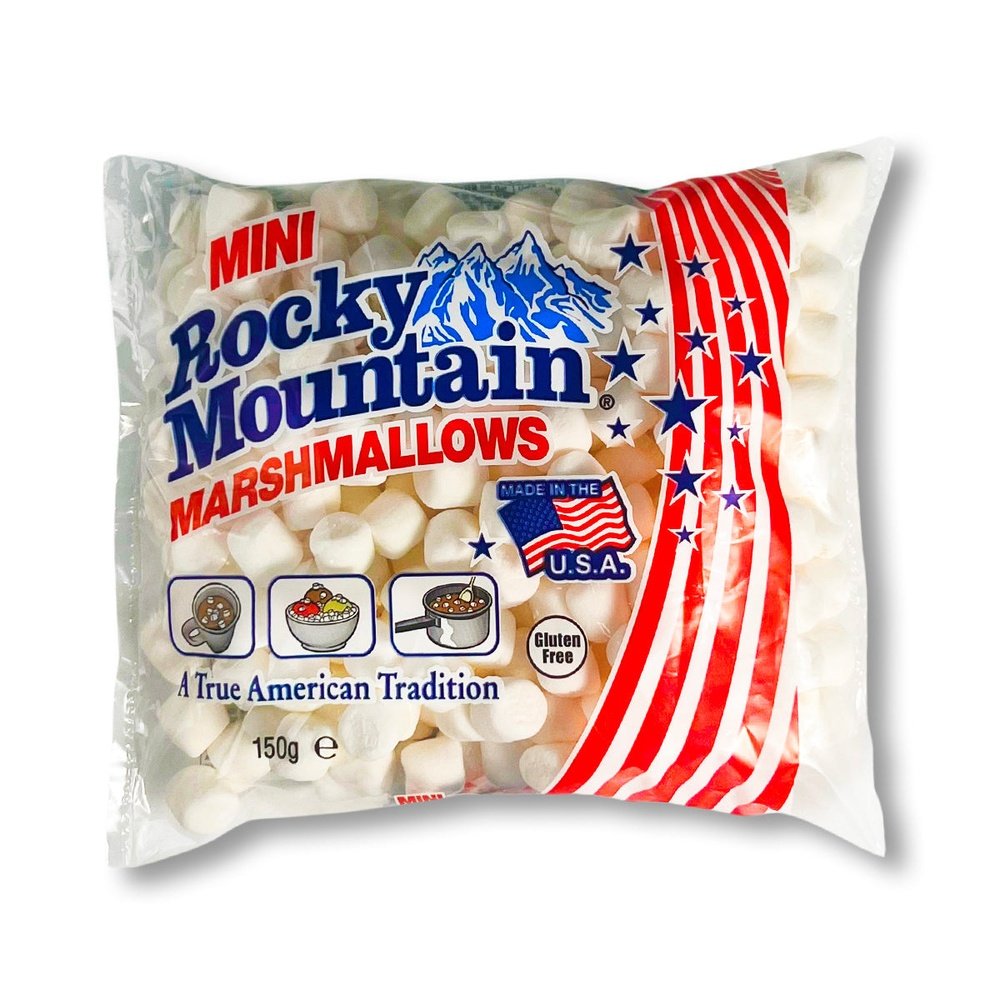 Un grand paquet transparent de mini marshmallows blancs avec sur le côté droit des lignes rouges et des étoiles bleues le tout sur fond blanc