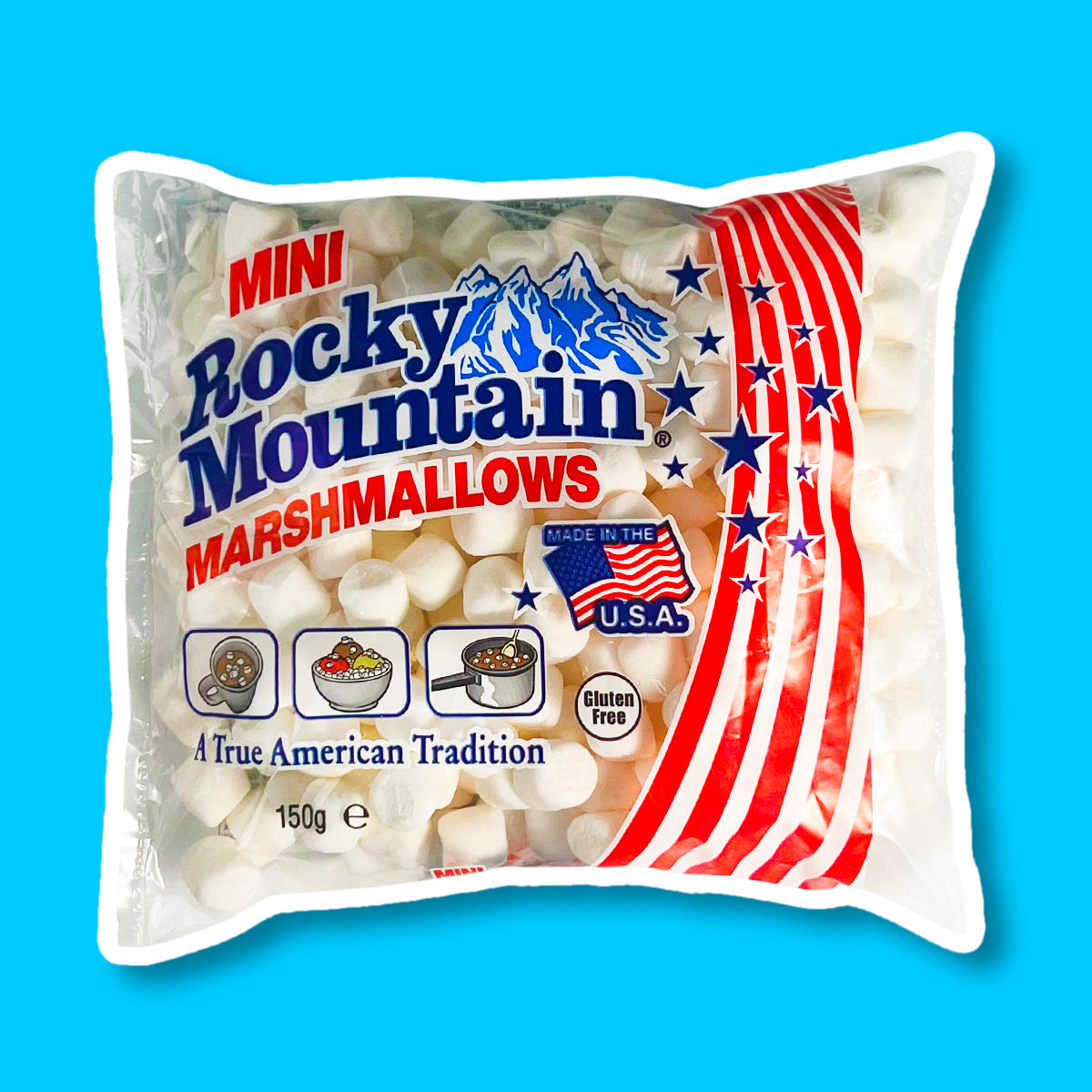 Un grand paquet transparent de mini marshmallows blancs avec sur le côté droit des lignes rouges et des étoiles bleues le tout sur fond bleu