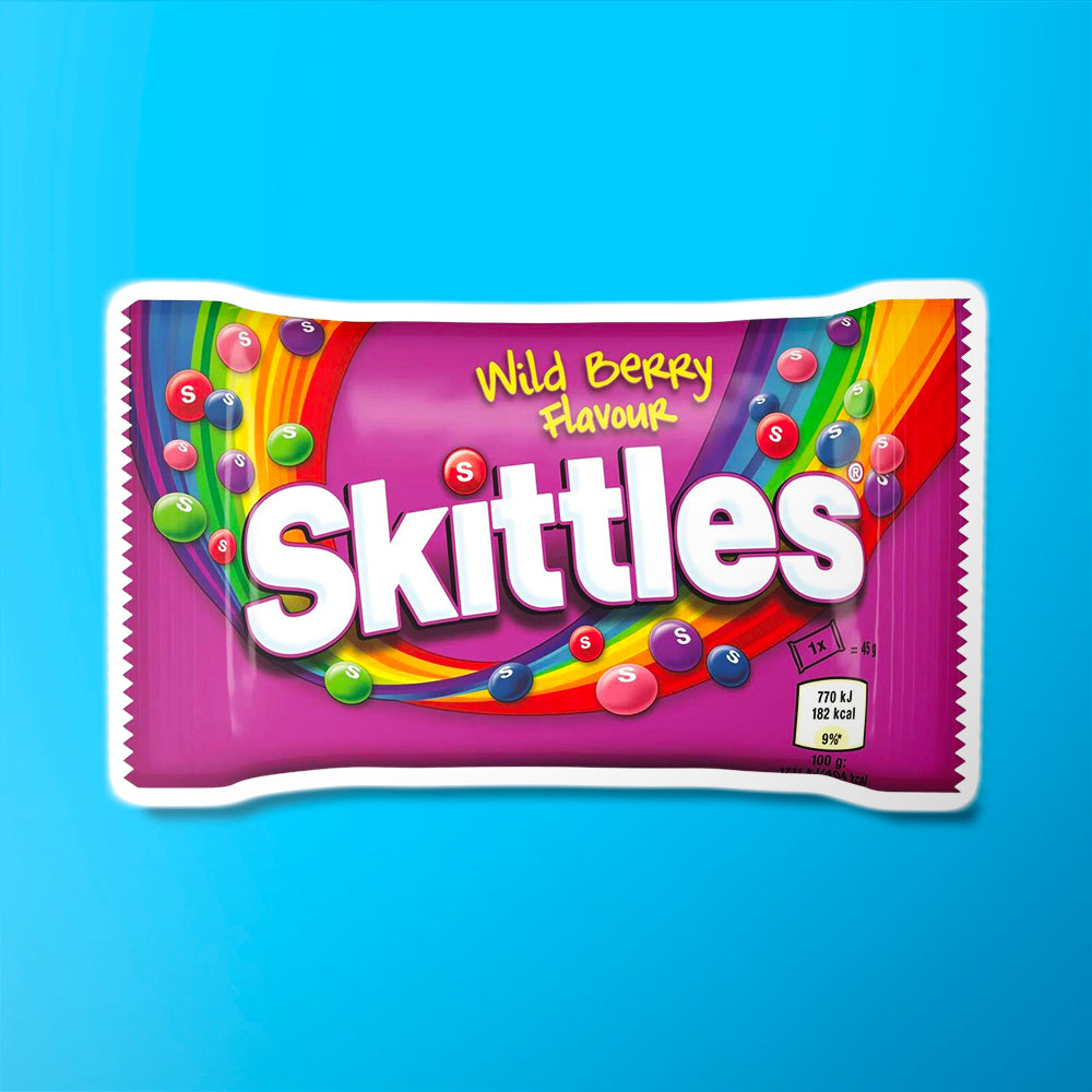 Un emballage mauve avec un arc-en-ciel et plein de Skittles colorés dessus, le tout sur fond bleu