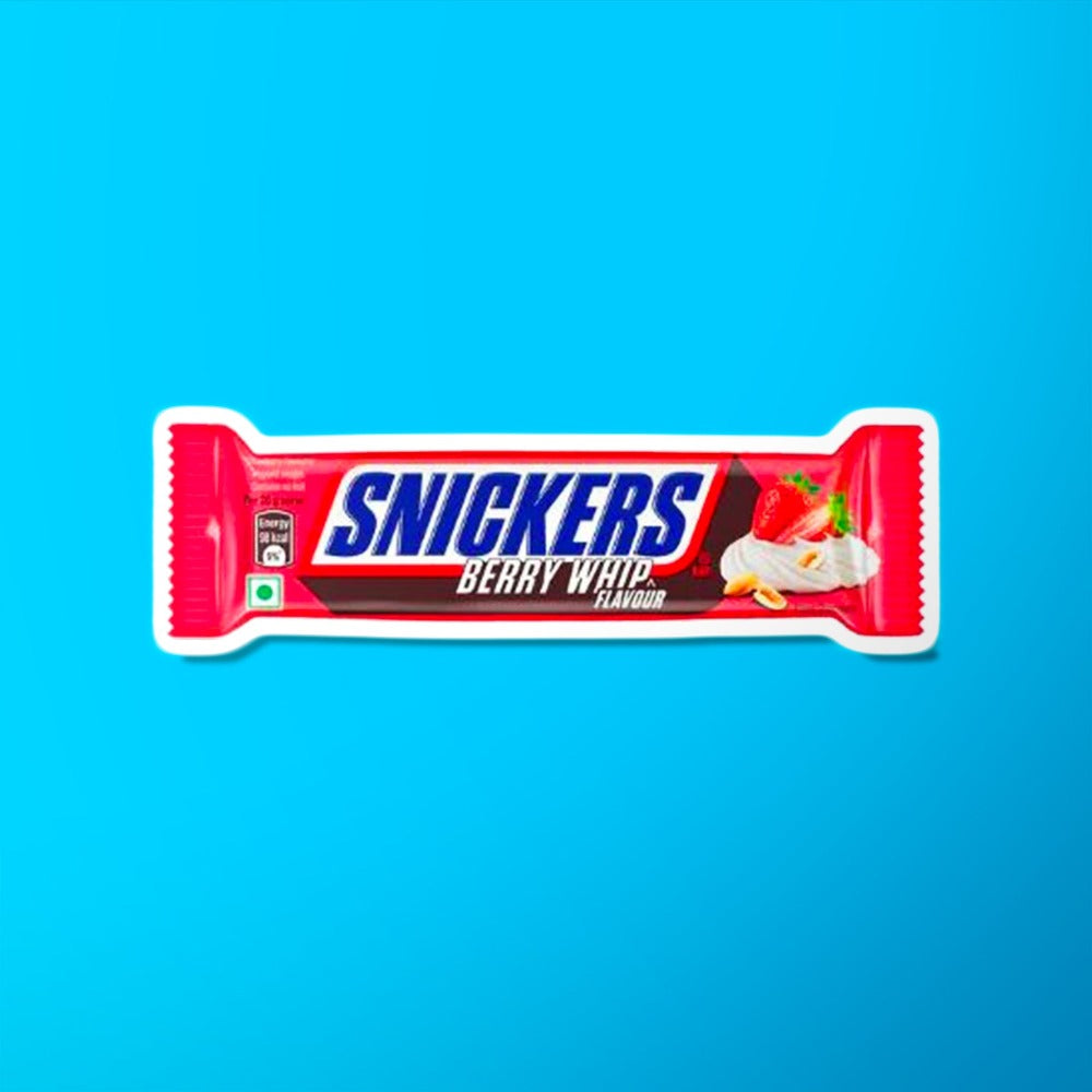 Un emballage rouge sur fond bleu avec au centre écrit « Snickers » en bleu et sur le côté droit il y a 2 fraises sur de la crème chantilly 