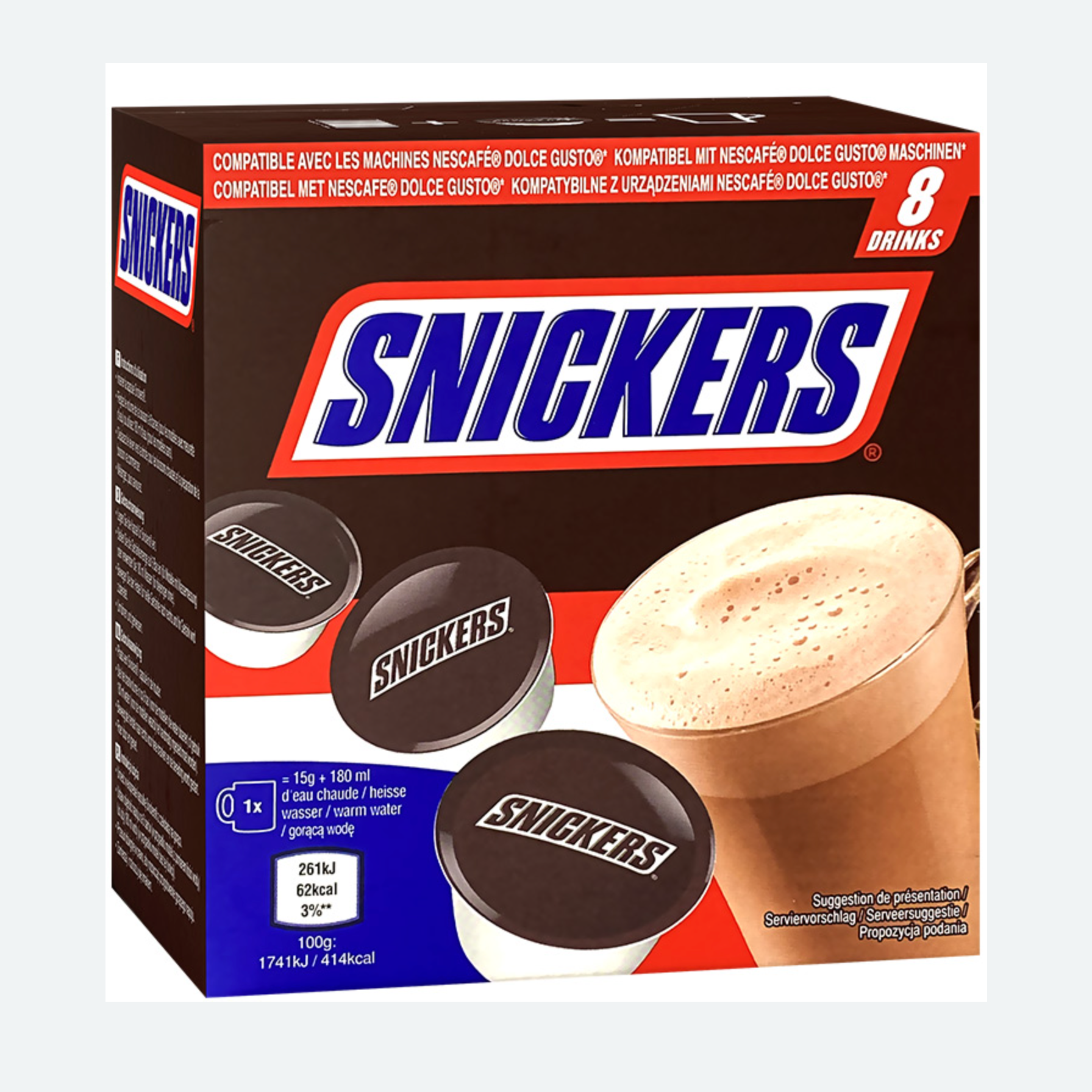Un carton brun sur fond blanc avec 3 capsules Snickers à droite, et une tasse transparente avec du chocolat chaud à gauche