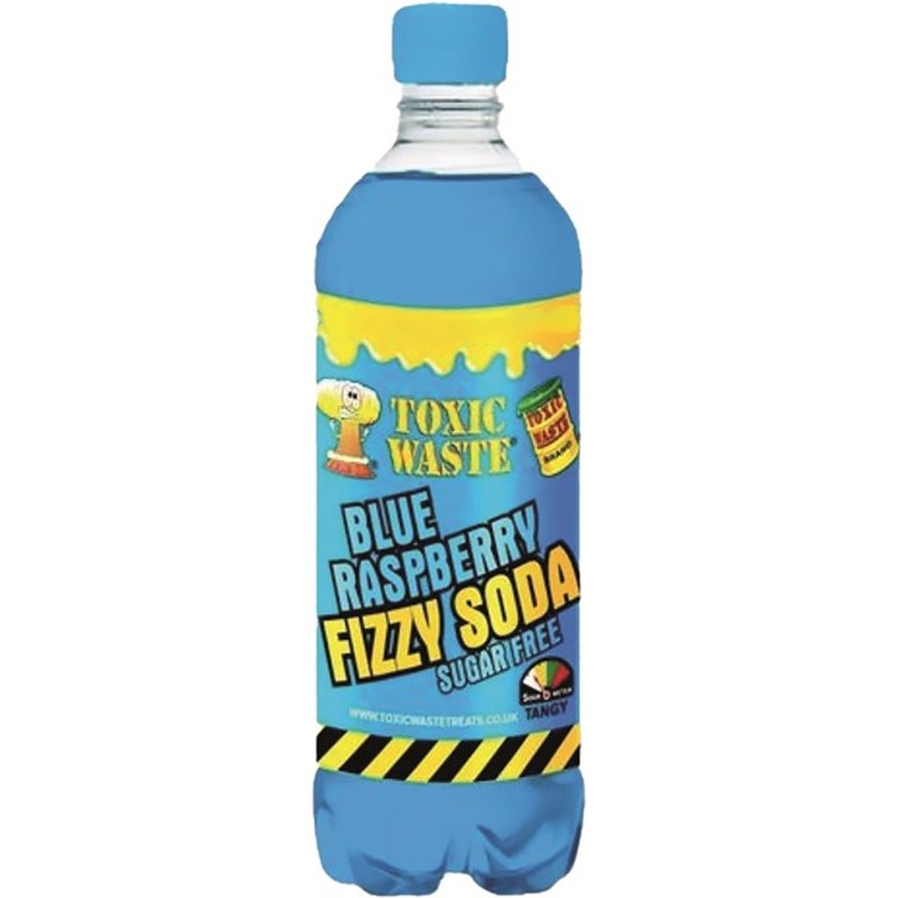Une bouteille transparente avec une boisson bleu sur fond blanc avec un capuchon bleu et une étiquette bleu où il y a un baril jaune et une explosion avec des grands yeux rouges