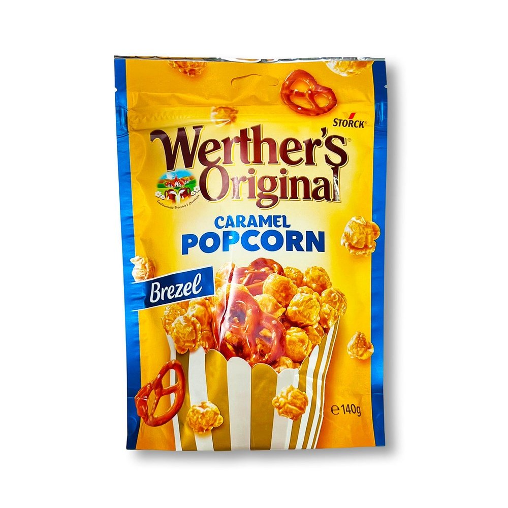 Un emballage de couleur orange et aux extrémités bleues, avec un paquet de popcorn au caramel et bretzel. Sur le côté gauche, il y une étiquette bleu « Brezel » le tout sur fond blanc