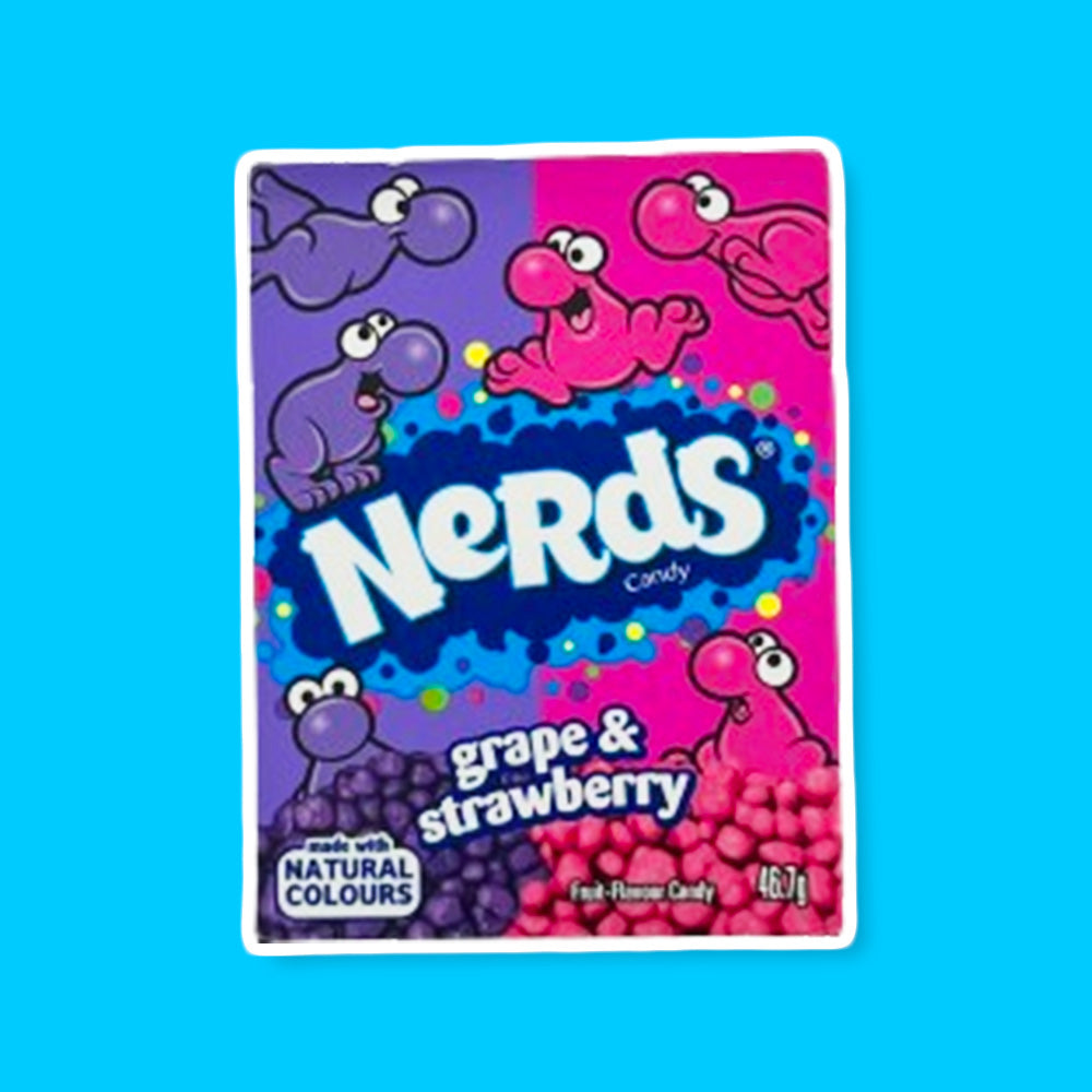 Un emballage divisé en 2 couleurs ; mauve et rose. Avec des petits bonhommes de même couleur et de la forme de Nerds, le tout sur fond bleu