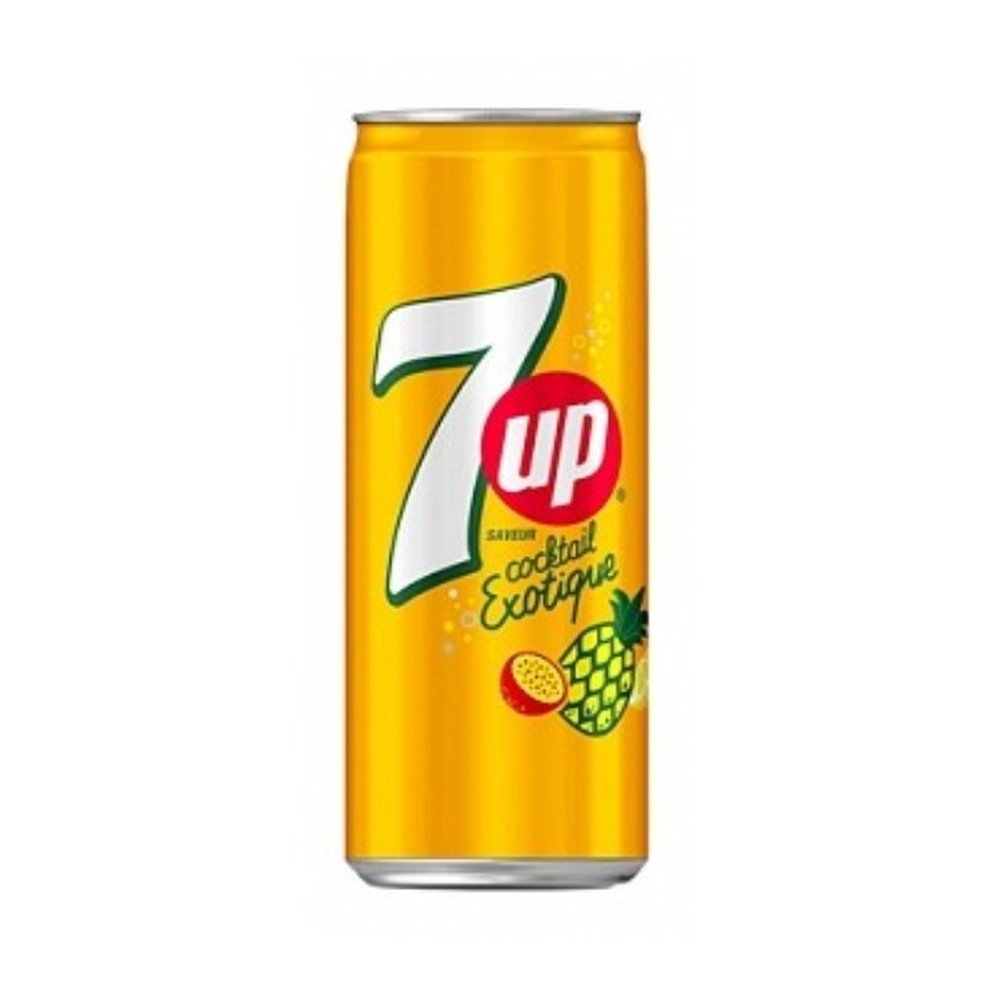 Une longue canette jaune sur fond blanc avec le logo 7Up en grand au milieu. En bas à droite, il y a un fruit de la passion coupé et un ananas