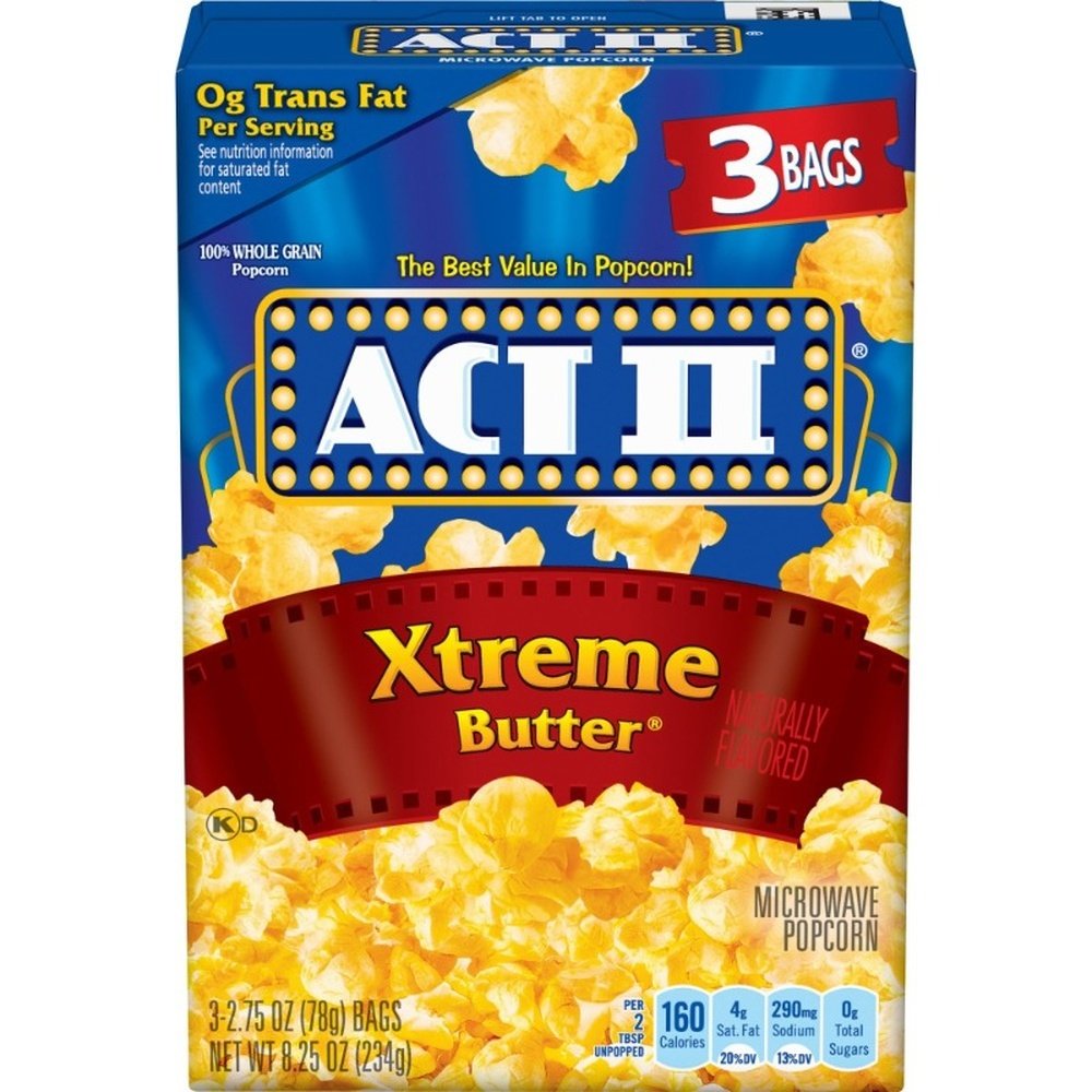 Un paquet bleu sur fond blanc avec des popcorns en bas du paquet. En haut au centre, il est écrit « Act II » avec le 2 en chiffre romain et « Xtreme Butter » en jaune sur un fond rouge 
