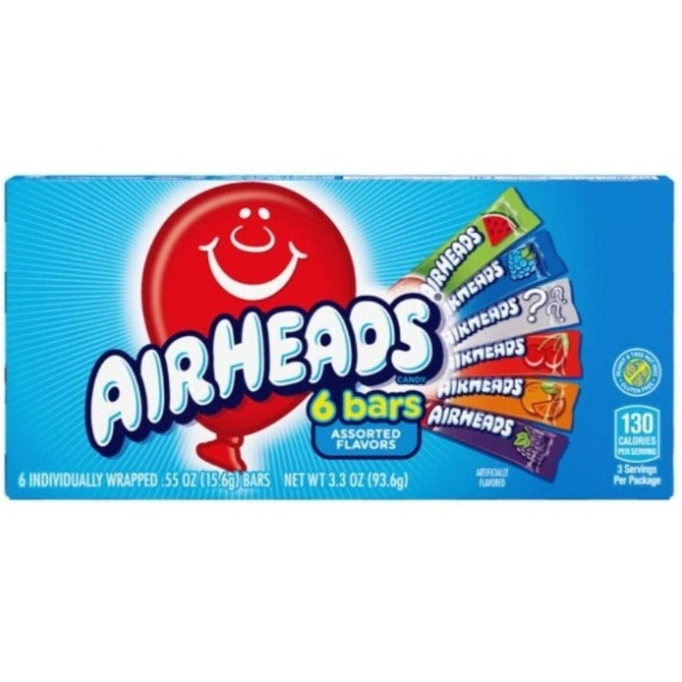 Un paquet bleu sur fond blanc avec un ballon rouge qui sourit. Sur le côté droit, il y a 6 paquets de Airheads de couleurs différentes ; vert, bleu, gris, rouge, orange et mauve