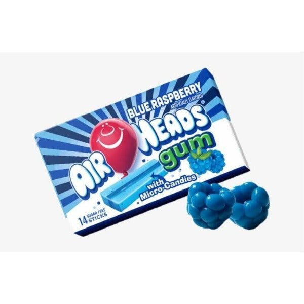 Un paquet bleu sur fond blanc avec un ballon rouge qui sourit et il y a un chewing-gum bleu et à droite une framboise bleue. Devant il y a 2 bonbons bleus en forme de framboise