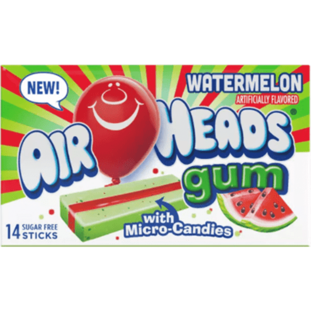 Un paquet rouge-vert sur fond blanc avec un ballon rouge qui sourit et il y a un chewing-gum rouge/vert et à droite 2 morceaux de pastèque