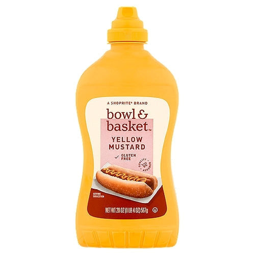 Une bouteille jaune sur fond blanc avec un hot dog sur une barquette blanche et au-dessus de la moutarde jaune