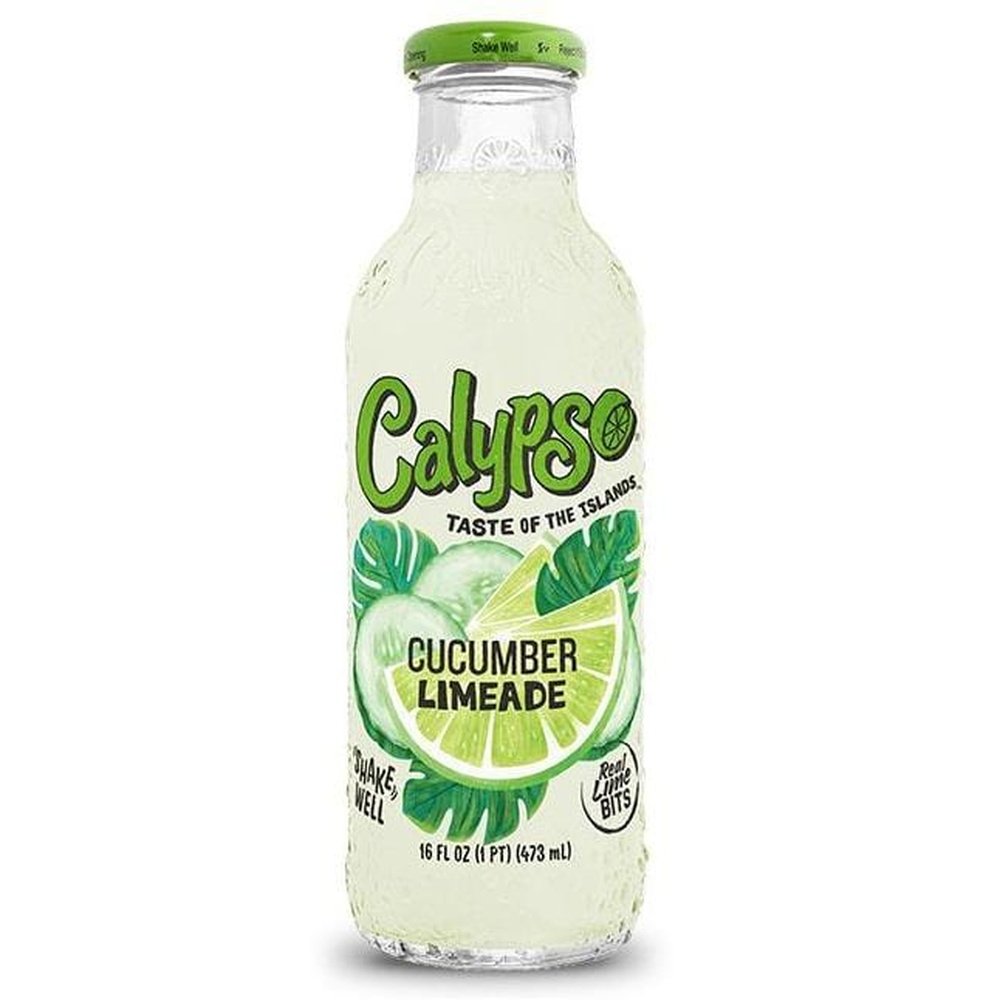 Une bouteille en verre transparente d’une boisson vert pâle sur fond blanc avec un couvercle jaune et une étiquette avec des grandes tranches de citron vert et des concombres