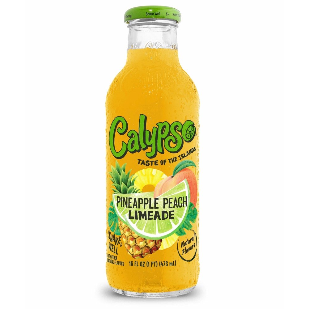 Une bouteille en verre transparente d’une boisson orange sur fond blanc avec un couvercle jaune et une étiquette avec des grandes tranches de citron vert, ananas et pêches